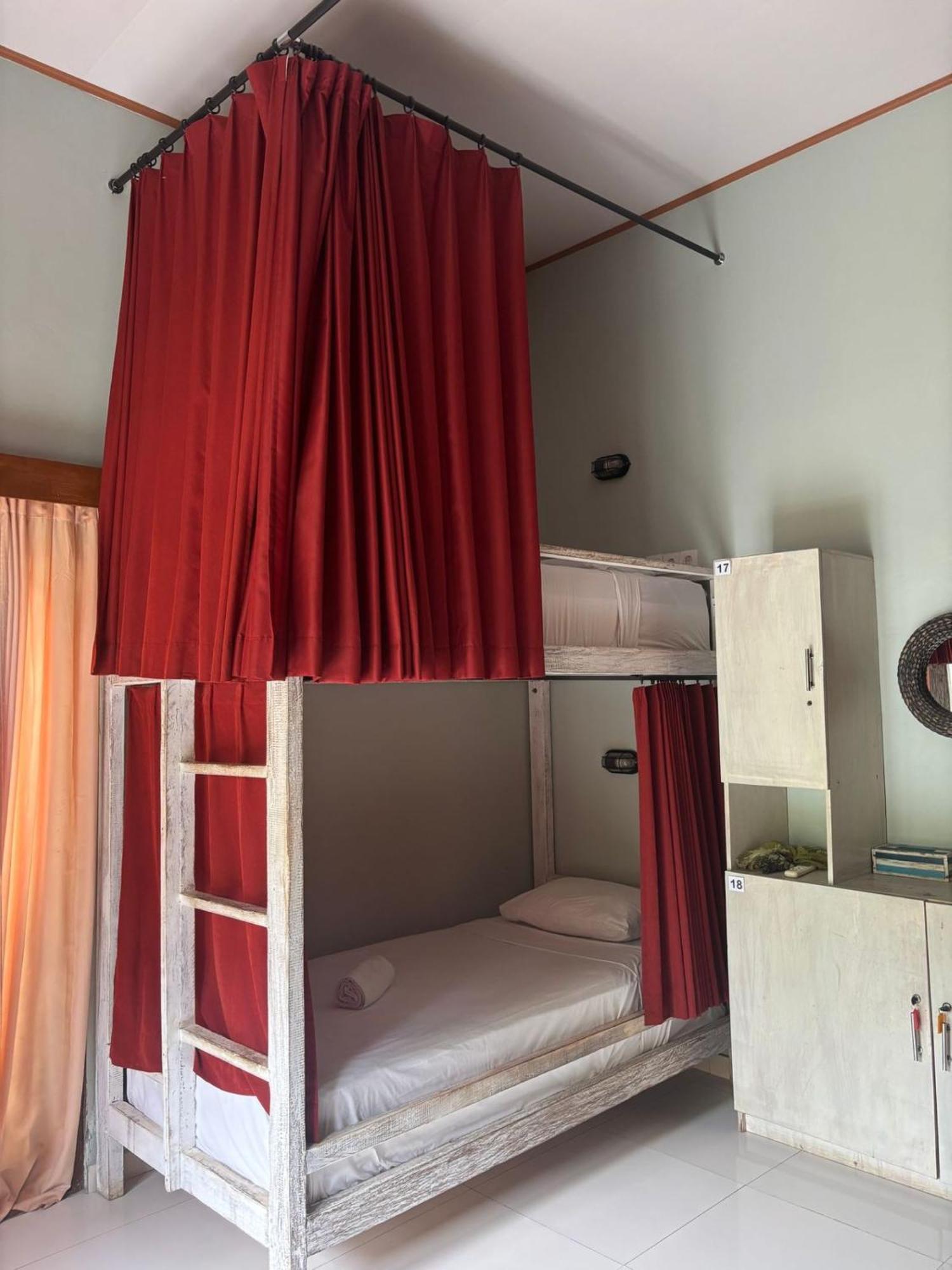 Castaway Island Hostel レンボンガン島 エクステリア 写真