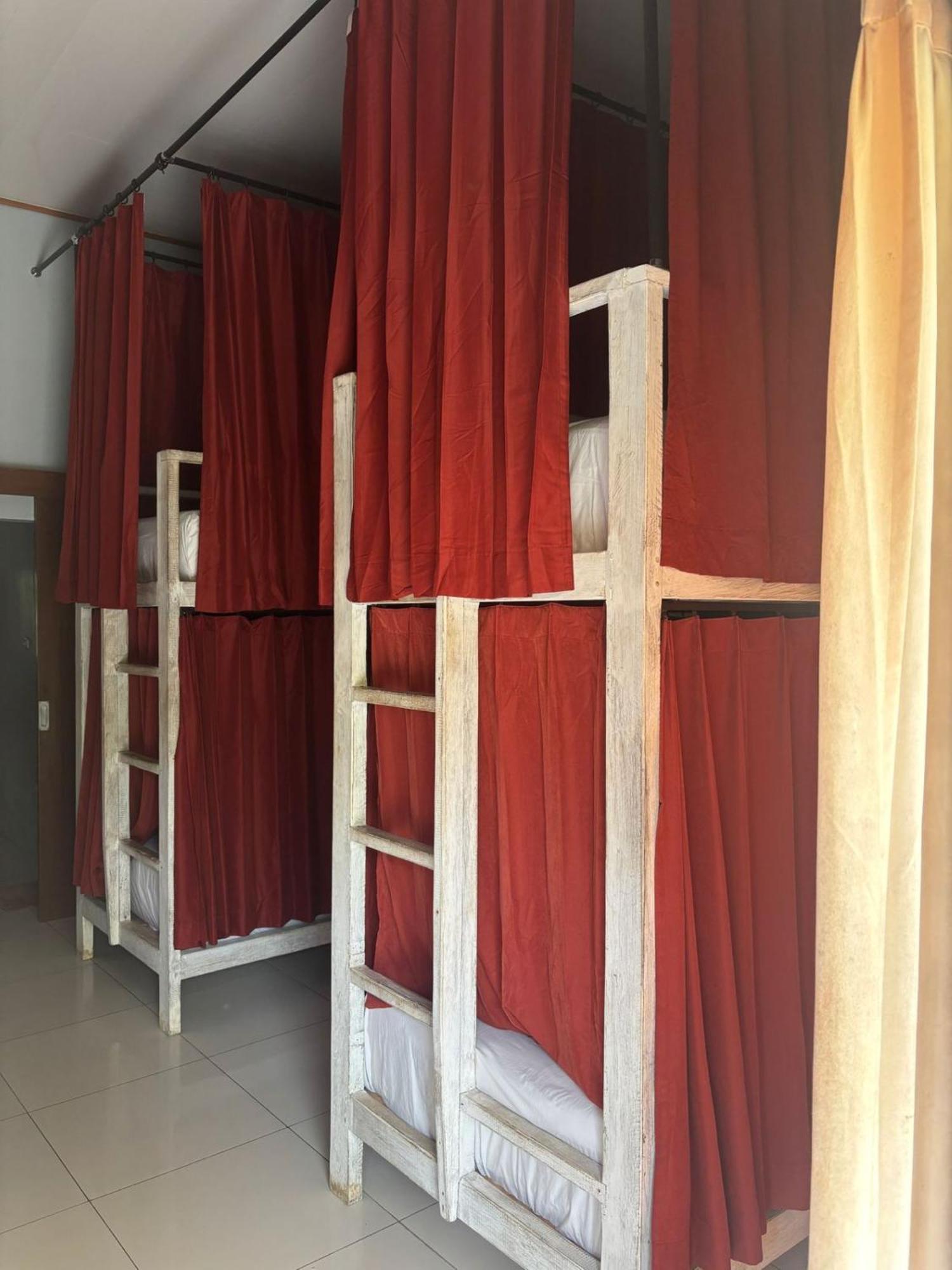 Castaway Island Hostel レンボンガン島 エクステリア 写真