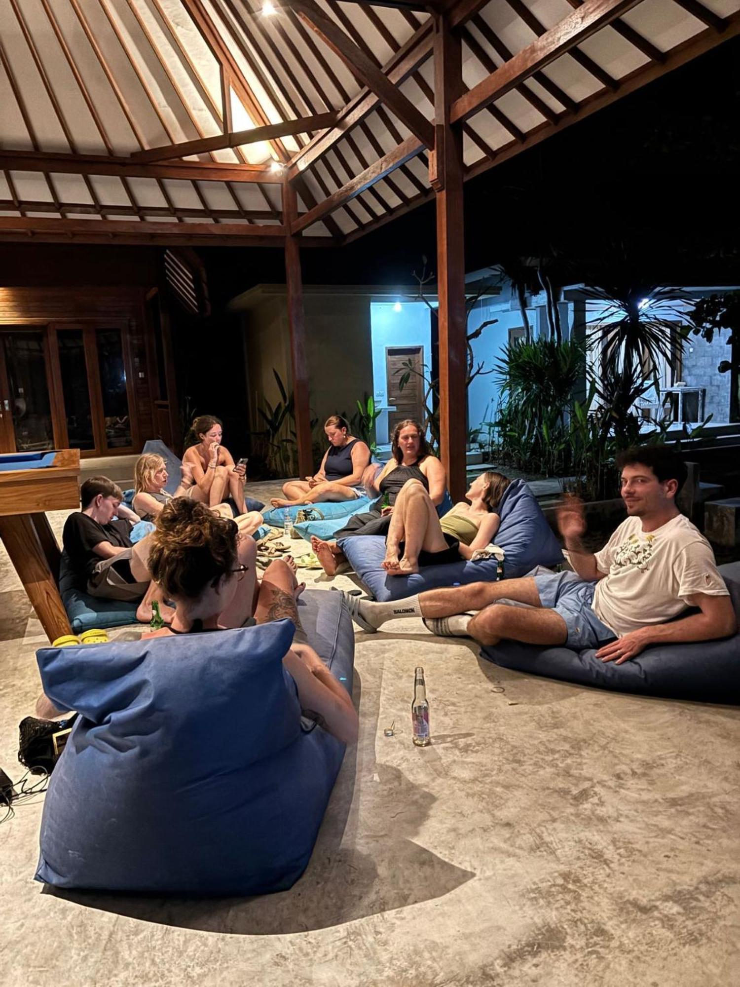 Castaway Island Hostel レンボンガン島 エクステリア 写真